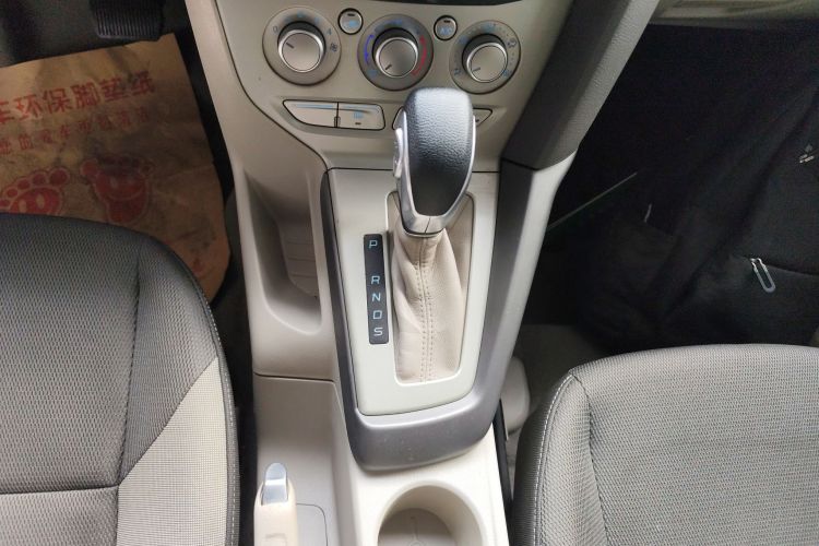 福特 福克斯 2012款 三厢 1.6L 自动舒适型中控内饰18