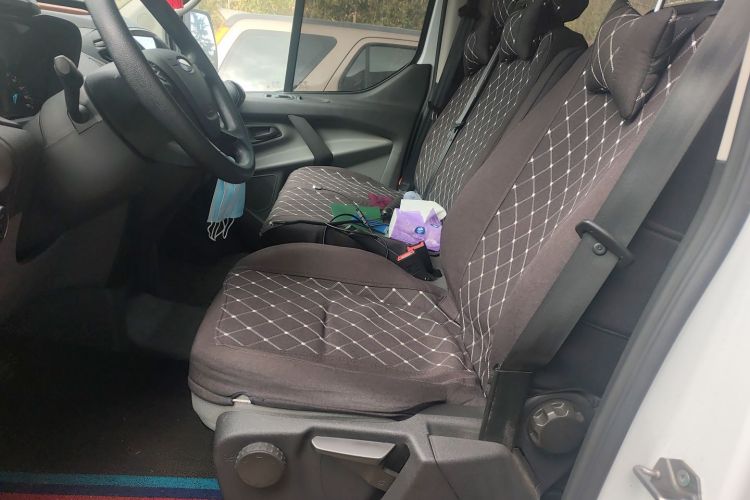 福特 全顺 2019款 2.0T柴油多功能商用车短轴低顶6座国VI中控内饰19