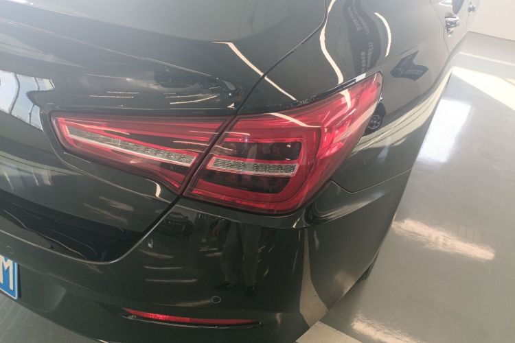 红旗H5 2022款 经典款 改款 1.5T DCT旗韵版车身外观9