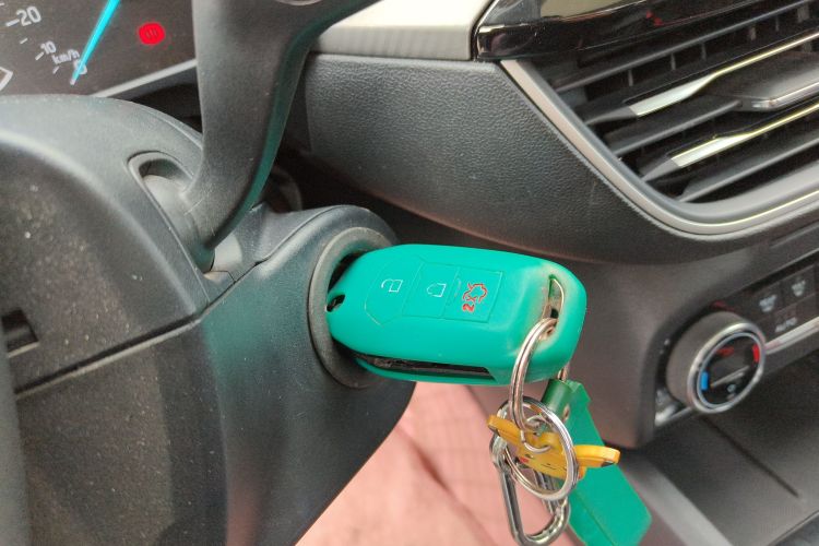 福特 福克斯 2019款 三厢 EcoBoost 180 自动锋潮型中控内饰7001