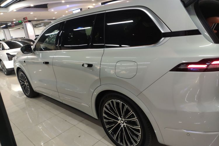 深蓝汽车 深蓝S09 2025款 四驱Ultra+ 高定版车身外观4