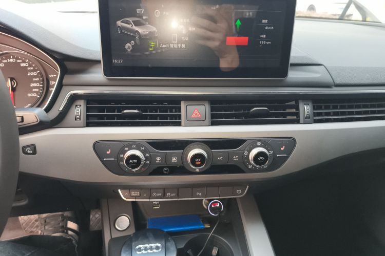 奥迪A4L 2018款 30周年年型 40 TFSI 进取型中控内饰16