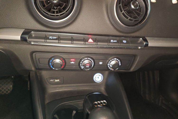 奥迪A3 2018款 30周年年型 Sportback 35 TFSI 进取型中控内饰16