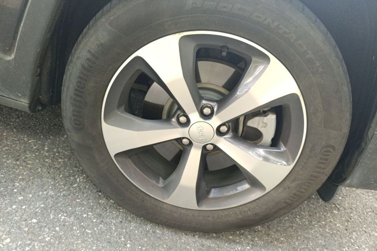 Jeep 自由光 2020款 2.0T 两驱领先版车身外观6007