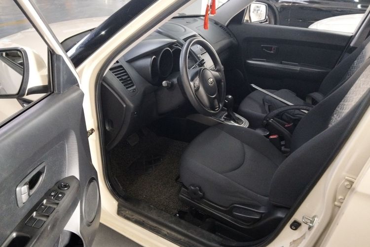 起亚 秀尔 2013款 1.6L AT GL中控内饰20