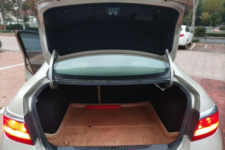 别克 英朗 2013款 GT 1.6L 自动时尚版机舱底盘23