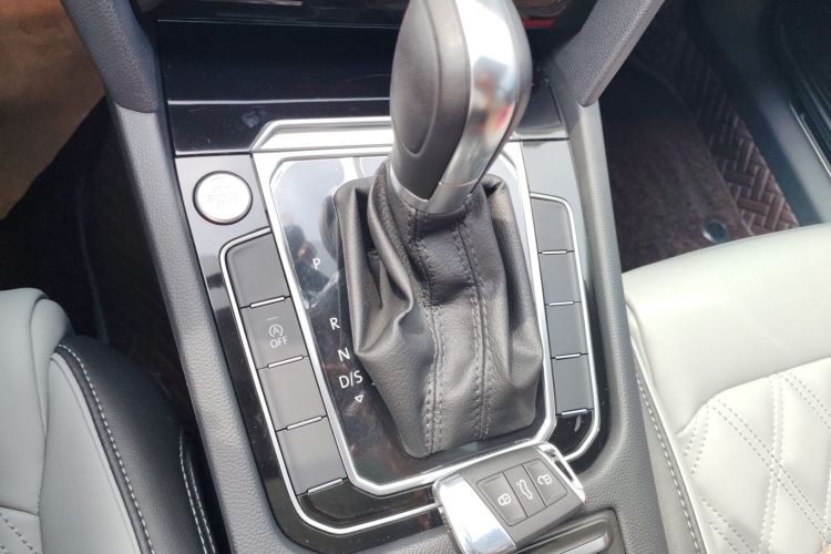 大众 迈腾 2023款 200万辆纪念版 330TSI DSG领先型中控内饰18