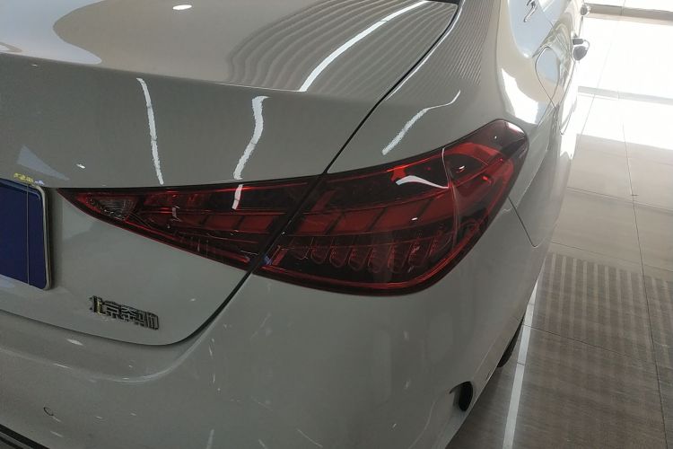 奔驰C级 2023款 改款 C 200 L 运动版车身外观9