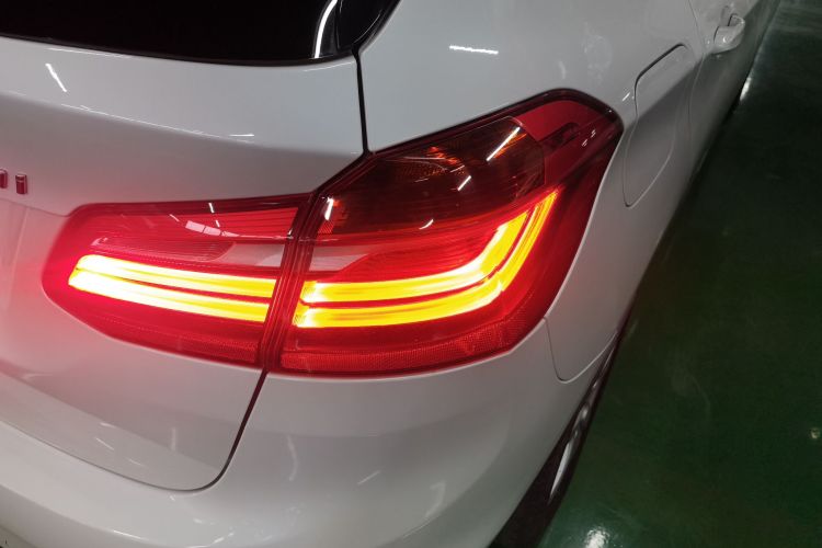 宝马2系旅行车 2016款 218i 领先型车身外观9