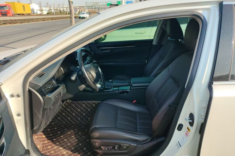 雷克萨斯ES 2017款 200 30周年纪念版局部细节19