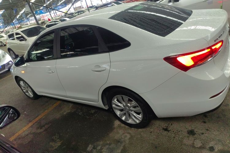 别克 英朗 2021款 改款 典范 1.5L 自动进取型车身外观4