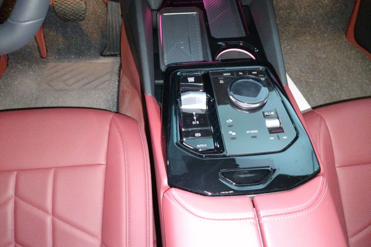 宝马5系 2025款 530Li 领先型 M运动套装中控内饰18