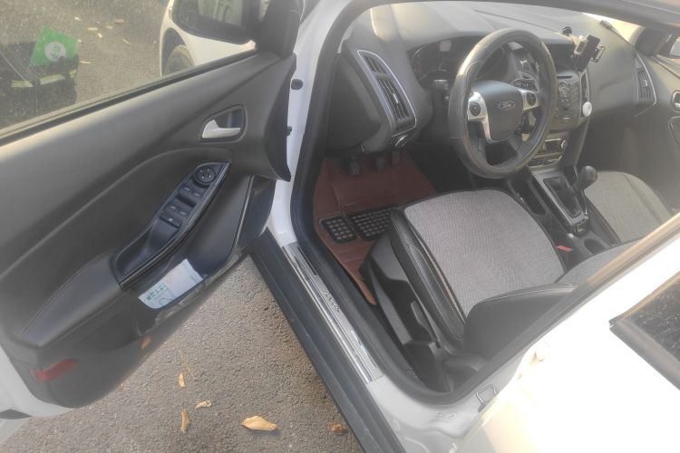 福特 福克斯 2012款 三厢 1.6L 手动风尚型中控内饰20