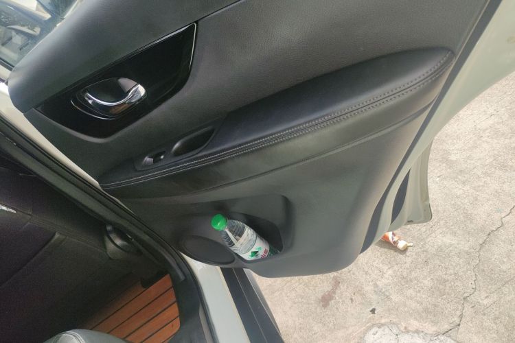 日产 奇骏 2019款 2.0L CVT智联舒适版 2WD中控内饰45