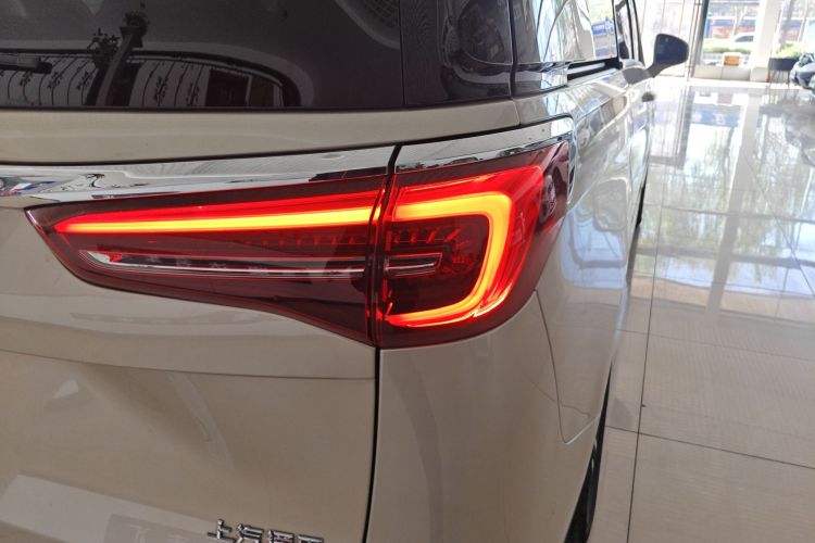 别克GL8 2020款 ES陆尊 653T 尊享型车身外观9