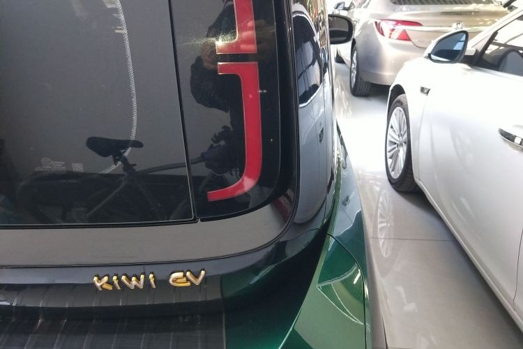 宝骏KiWi EV 2022款 设计师轻享版 三元锂车身外观9