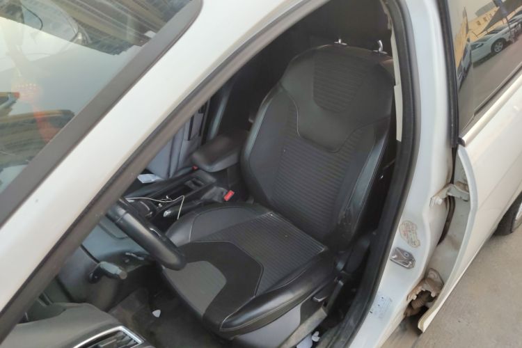 福特 福克斯 2015款 三厢 EcoBoost 180 自动精英型中控内饰19