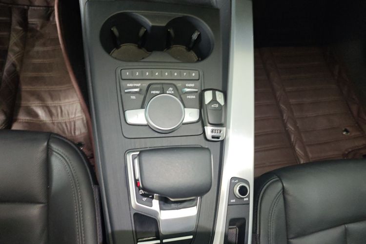 奥迪A4L 2018款 30周年年型 40 TFSI 时尚型中控内饰18