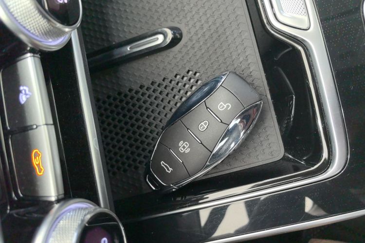 红旗HS5 2023款 2.0T 四驱旗享Pro版中控内饰11