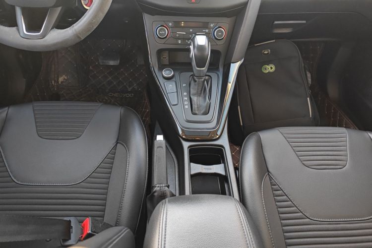 福特 福克斯 2018款 三厢经典 EcoBoost 180 自动精英型中控内饰18