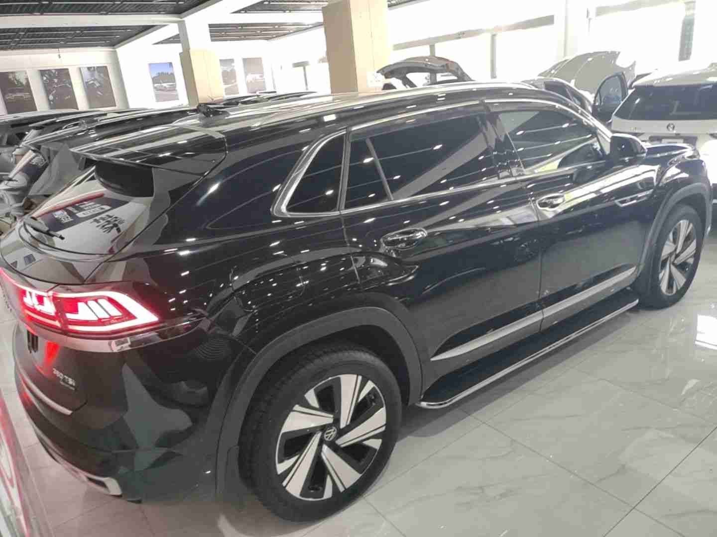 车辆右后45度外观展示