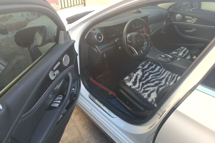 奔驰E级 2018款 E 300 L 运动时尚型中控内饰20