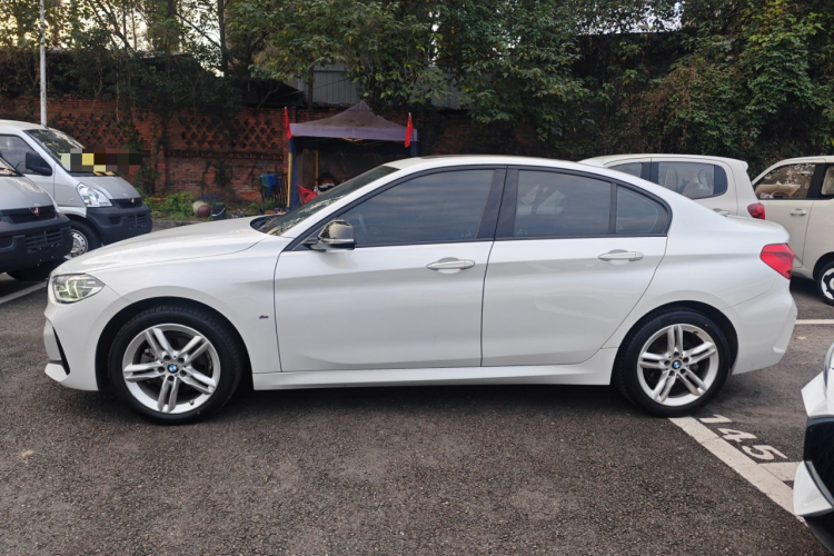 宝马1系 2021款 120i M运动曜夜版车身外观6003