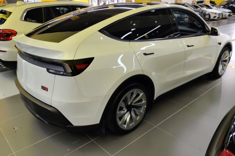 特斯拉 Model Y 2025款 后轮驱动 首发版车身外观7
