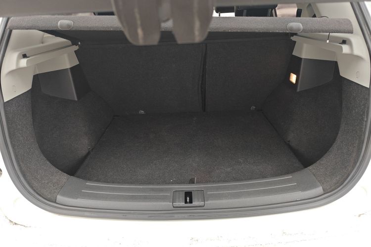 名爵ZS 2018款 1.5L 手动舒适版 国V机舱底盘23