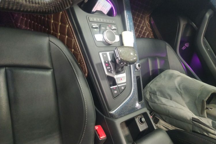 奥迪A4L 2018款 30周年年型 40 TFSI 进取型中控内饰18