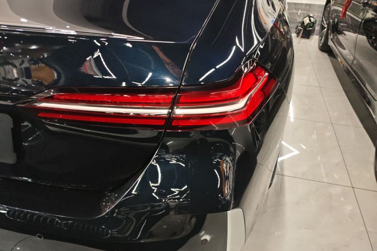 宝马5系 2024款 530Li 领先型 豪华套装车身外观9