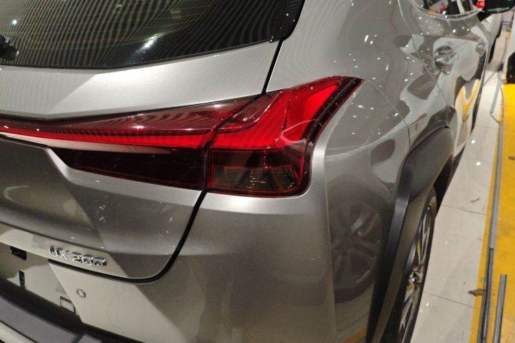 雷克萨斯UX 2020款 200 F SPORT版车身外观9