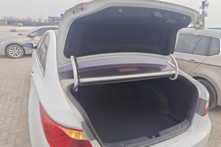 现代 索纳塔 2014款 2.0L 自动豪华版机舱底盘23