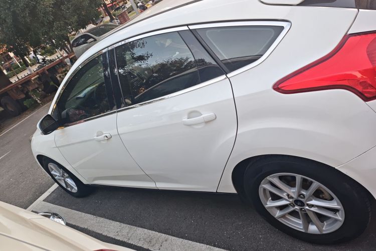 福特 福克斯 2018款 两厢经典 1.6L 自动风尚型智行版车身外观4