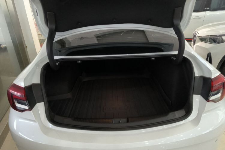 别克 君威 2024款 25T 超享版机舱底盘23