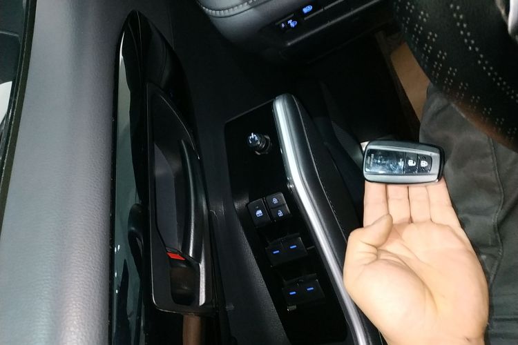 丰田 皇冠陆放 2021款 2.5L HEV四驱精英版中控内饰7001