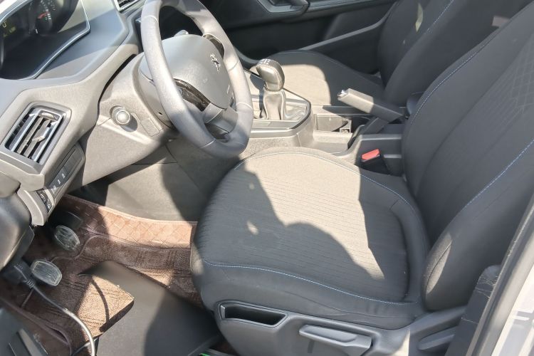 标致308 2016款 1.6L 手动时尚版中控内饰19