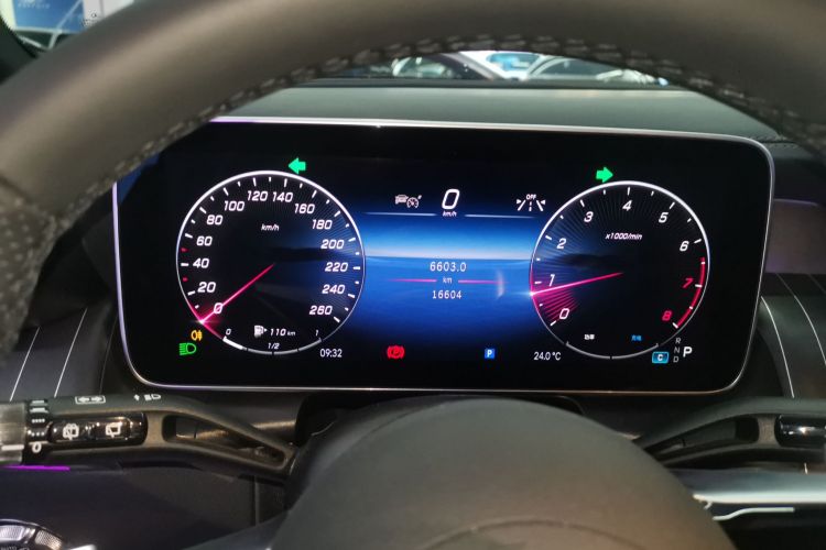 奔驰GLC 2024款 改款 GLC 300 L 4MATIC 动感型 5座中控内饰14