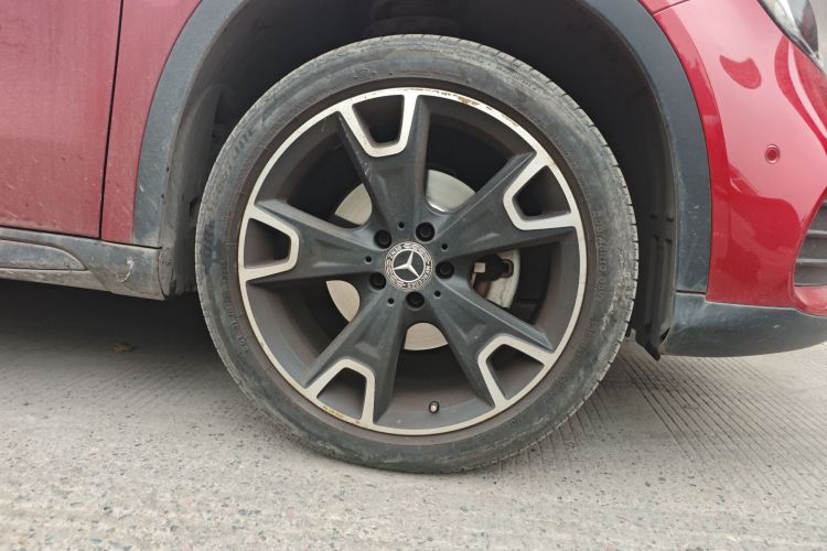 奔驰GLA 2018款 GLA 220 4MATIC 运动型车身外观10