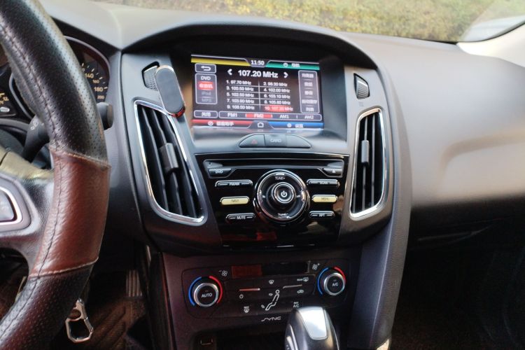 福特 福克斯 2015款 三厢 EcoBoost 125 自动超能风尚型中控内饰16