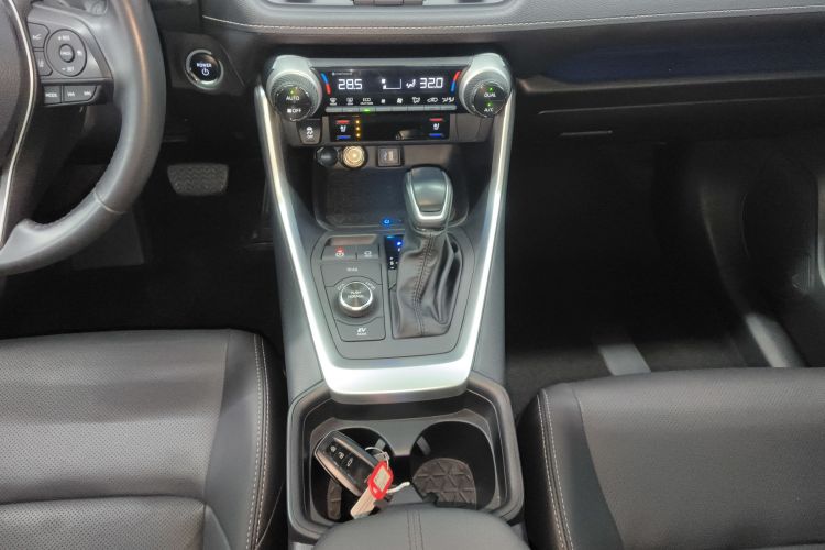 丰田 威兰达 2023款 双擎 2.5L E-CVT四驱尊贵版局部细节18