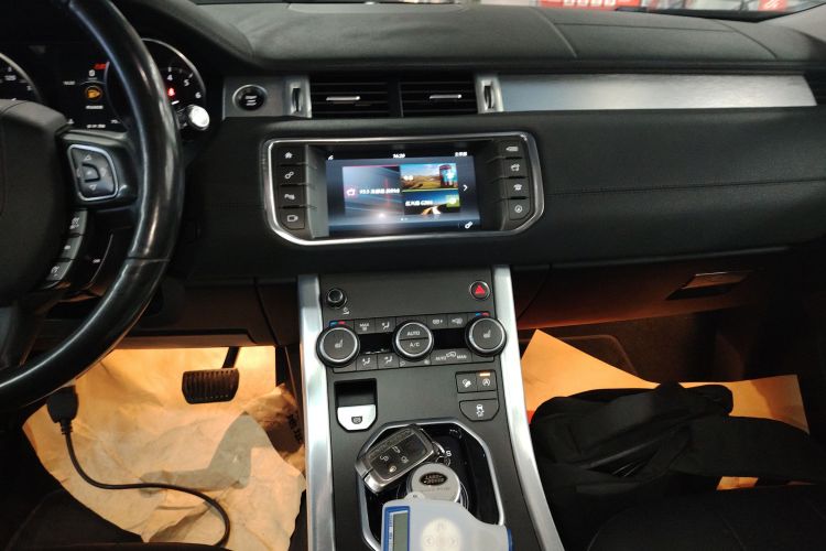 路虎 揽胜极光 2017款 2.0T 英伦锋尚版中控内饰16