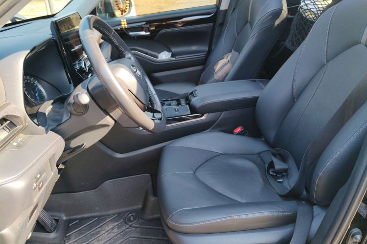 丰田 汉兰达 2023款 2.5L智能电混双擎四驱骑士版 7座中控内饰19