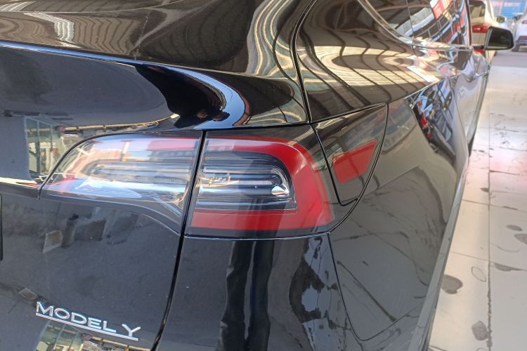 特斯拉 Model Y 2023款 长续航全轮驱动版车身外观9