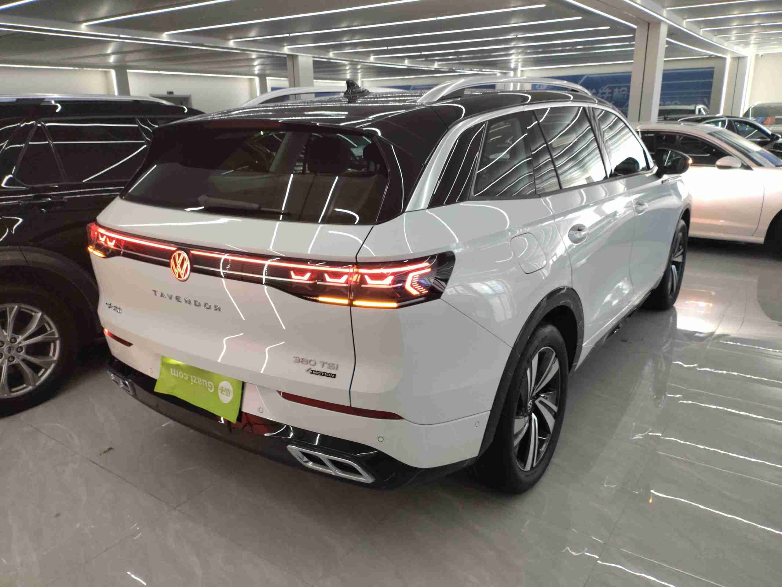 车辆右后45度视角外观