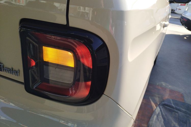 吉利银河 熊猫 2025款 210km 元气熊车身外观9