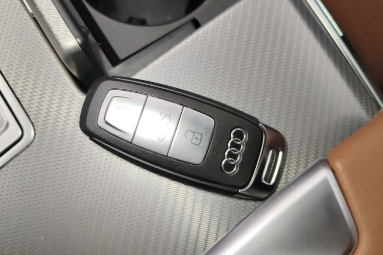 奥迪A6L 2025款 45 TFSI 臻选动感型+通风舒享包中控内饰11