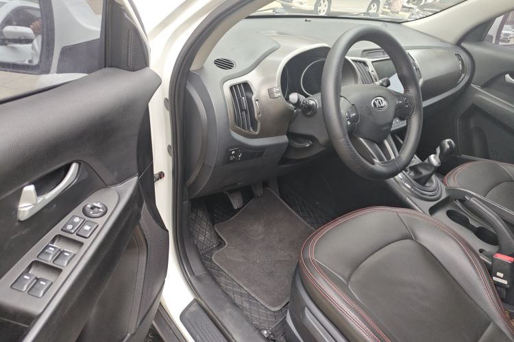 起亚 智跑 2016款 2.0L 手动两驱版GL中控内饰20