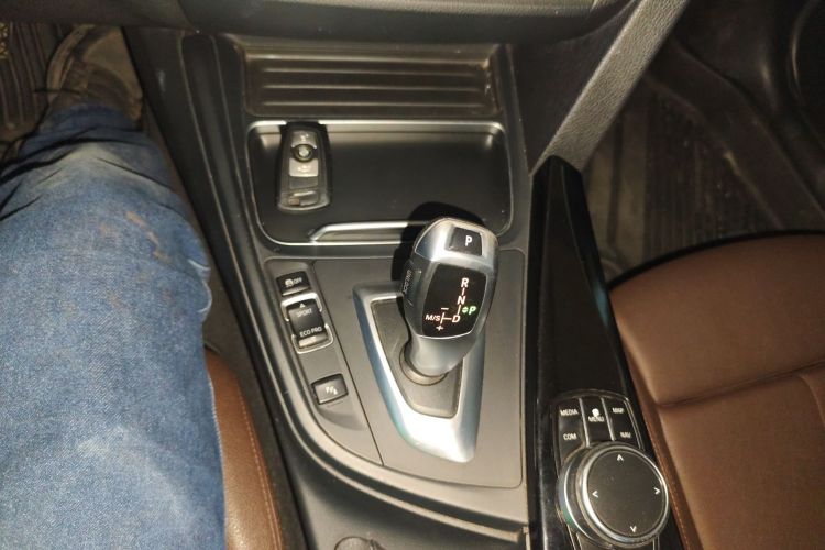 宝马3系 2019款 320Li 时尚型中控内饰18