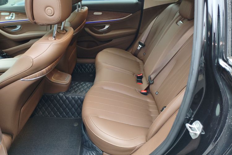 奔驰E级 2023款 改款 E 300 L 时尚型中控内饰7004